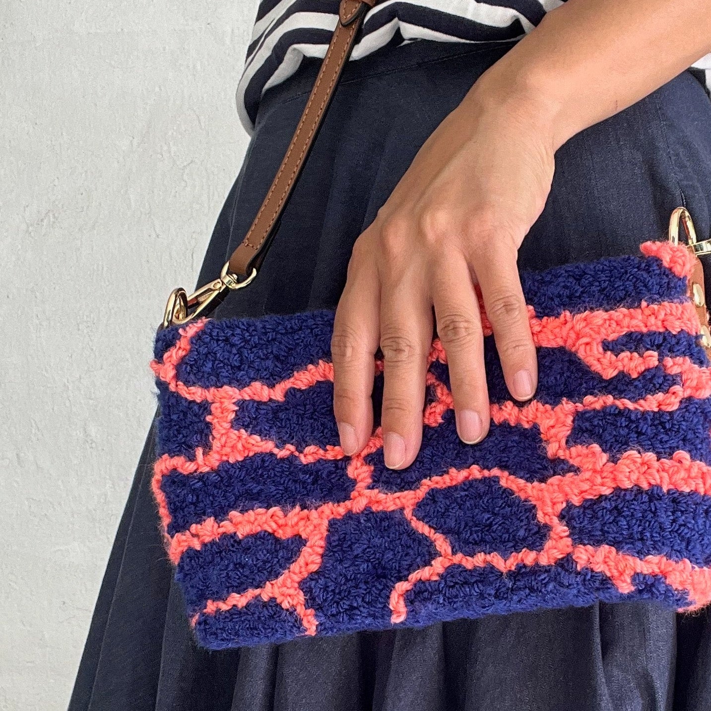 Ohpunch Pochette Lido DIY punch needle bag worn crossbody, Paris-inspired street style.