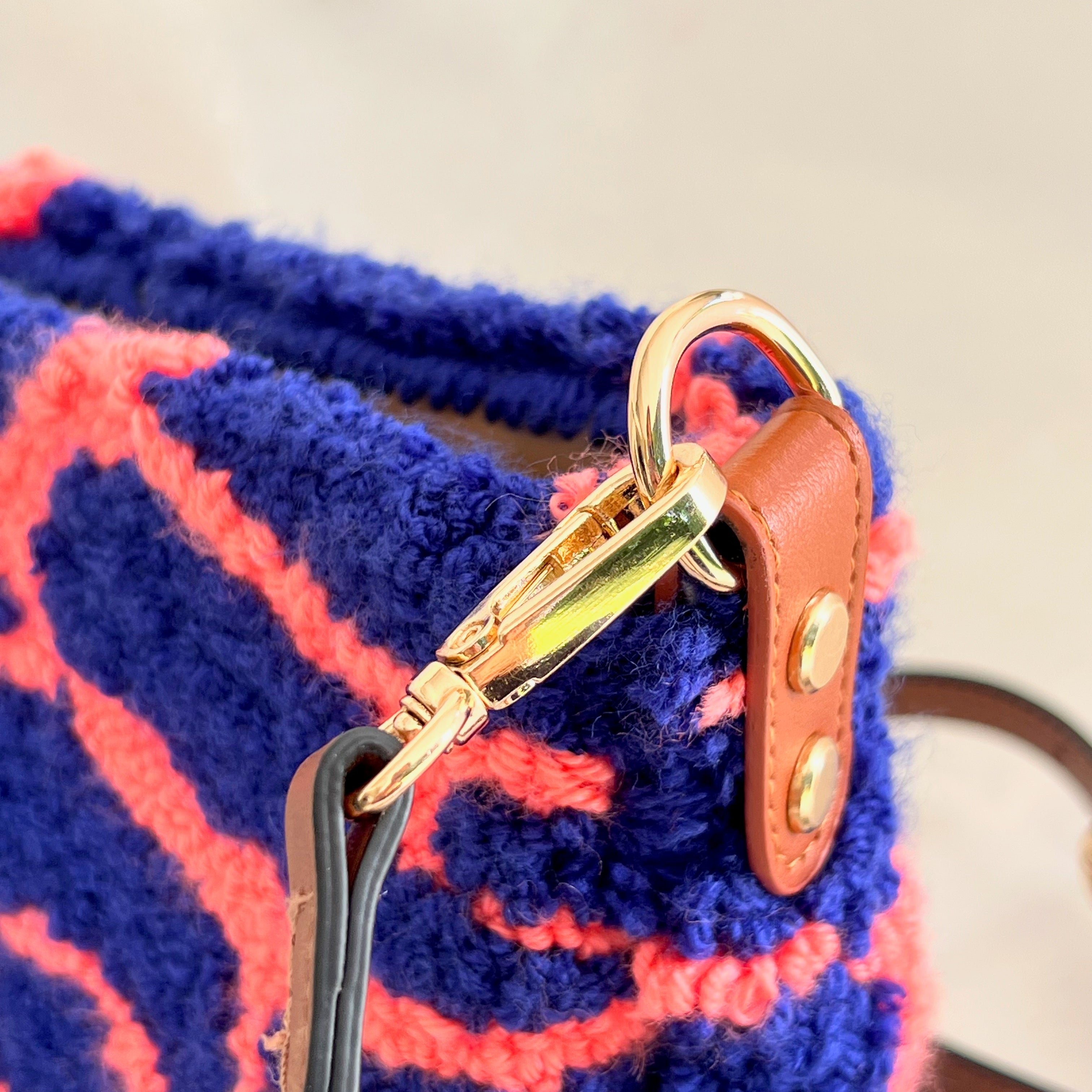 Detailed stitches of handmade Pochette Lido punch needle bag by Ohpunch.