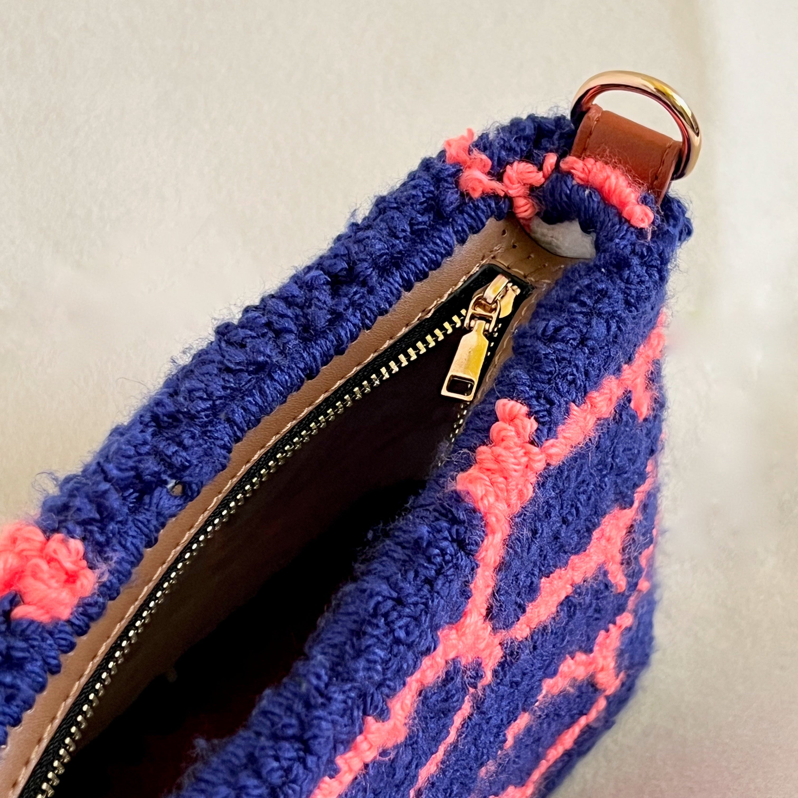 Close-up detail of Pochette Lido punch needle DIY bag with zipper finish.