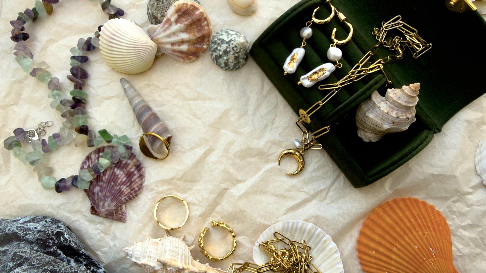 OhPunch — Bijoux curatés — Box verte, perles baroques et coquillages